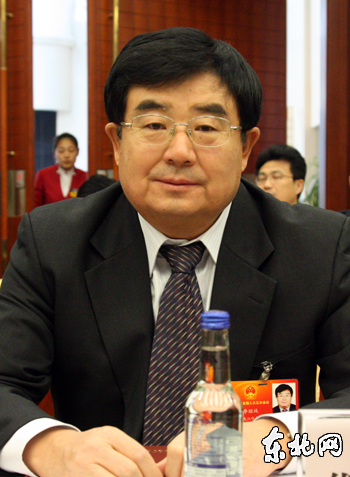 全国人大代表李继纯参加团体会议。